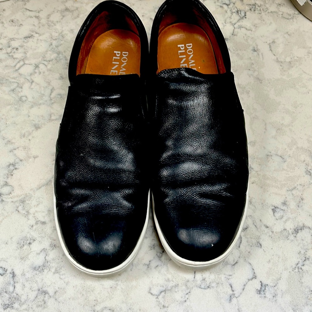 Awesome nearly new with some use on one tongue. Donald Pliner.  Boat shoes.